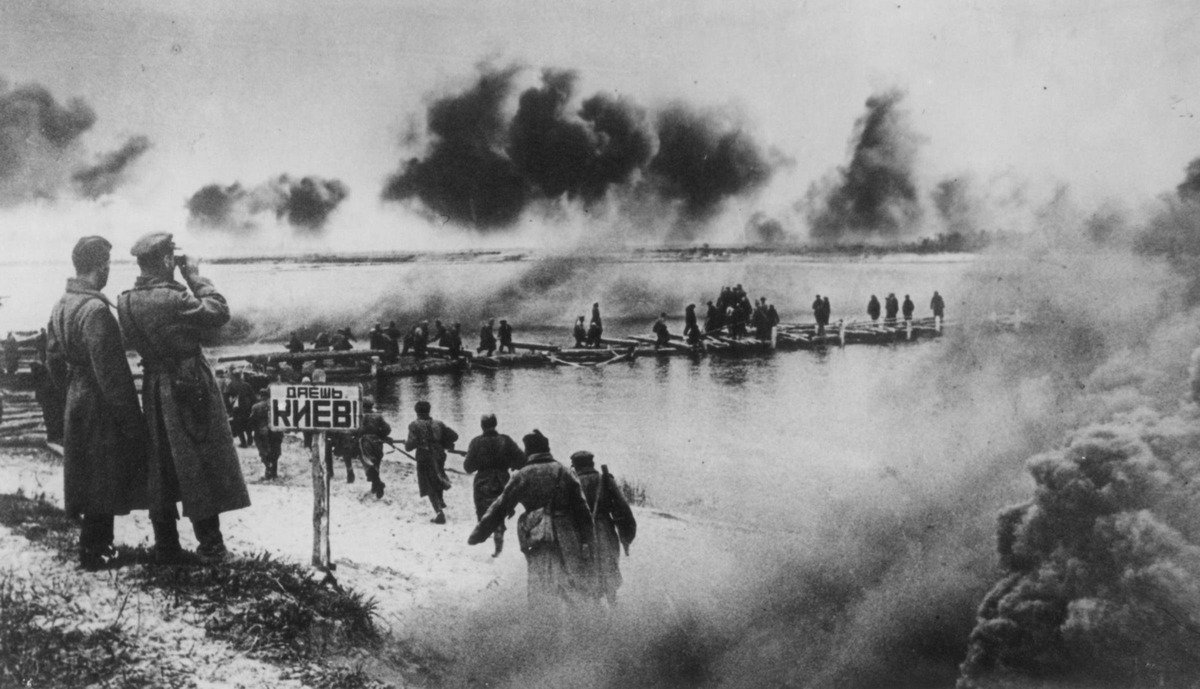 Фото: wikipedi.org. Советские бойцы в бою за Депр.