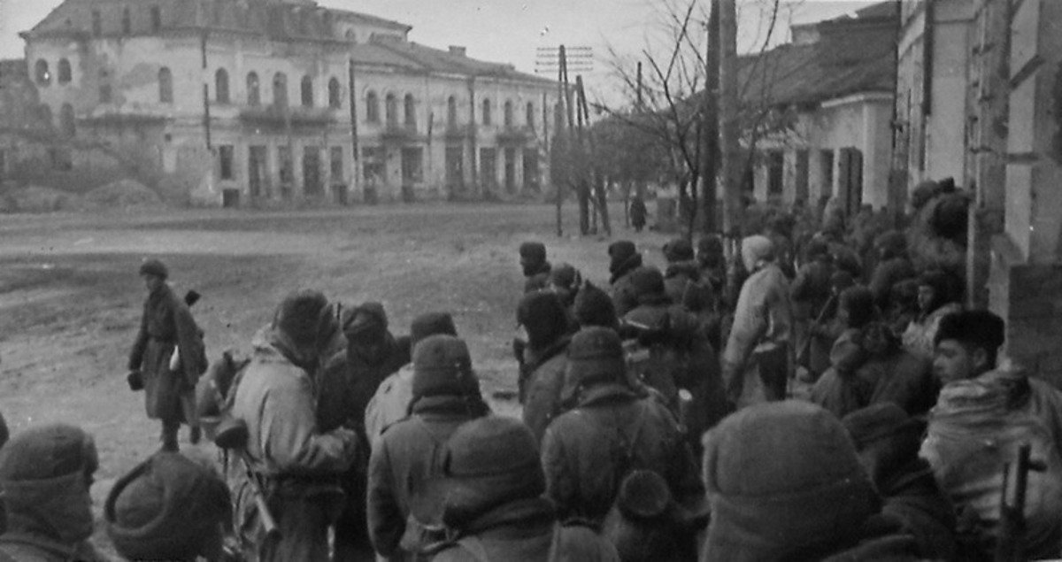 Фото: советские войска на улице Бердичева, январь 1944 год. Warlbum.ru