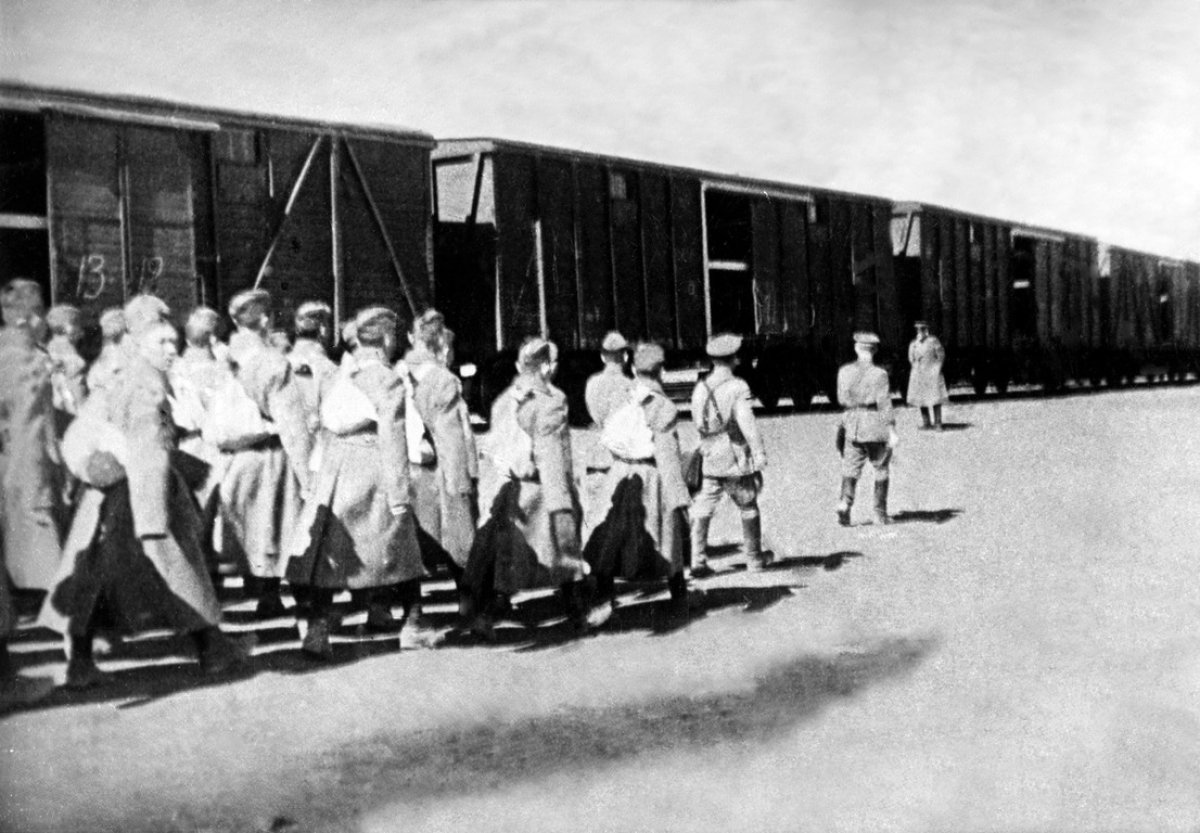 Фото: отъезд бойцов 8-й Гвардейской стрелковой дивизии на фронт, 1941 год
