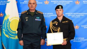 Из армии – в вуз: министр обороны РК вручил сертификаты на бесплатное обучение