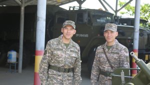 Братья-близнецы из Тараза одновременно стали командирами артиллерии