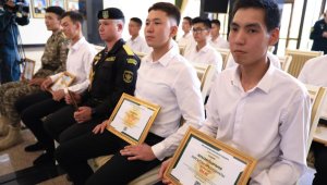 Министр обороны РК Руслан Жаксылыков вручил призывникам сертификаты на бесплатное обучение в вузах Казахстана