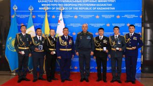 Министр обороны РК наградил военных за успешное тушение пожара в Абайской области