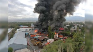 В Алматы разгорелся крупный пожар в районе барахолки