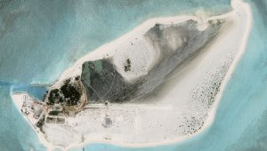 КНР строит авиабазу на спорных островах в Южно-Китайском море