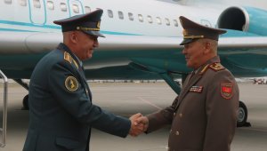 Министр обороны Казахстана Руслан Жаксылыков прибыл в Кыргызстан