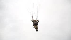 Молодые лейтенанты совершили свой первый парашютный прыжок