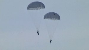 «Шаг в бездну»: молодые десантники дебютировали в прыжках с парашютом