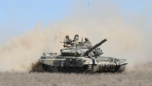 Стрельба из танка Т-72: в штурмовой бригаде Сарыозекского гарнизона прошла тренировка