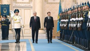 Глава государства встретил президента Франции в Акорде