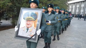В Алматы в последний путь провели генерал-майора Алмасбека Абдрахманова