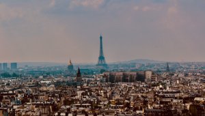 Мужчина с оружием напал на туристов в Париже