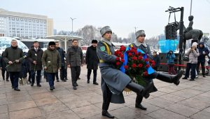 В Алматы возложили цветы к монументу Тәуелсіздік в честь Дня Независимости