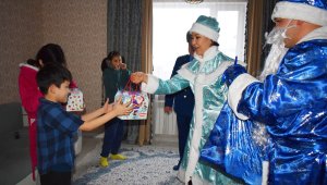 Новогодний марш: казахстанские военнослужащие поздравили детей
