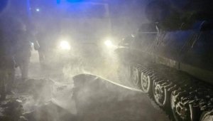 Военнослужащие на танке вывезли младенца из заснеженной трассы в Актобе
