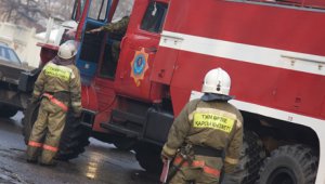 12 человек эвакуировали из горящего дома в Костанае