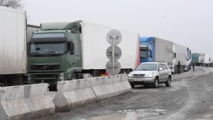 Более 400 грузовых авто застряли на западе Казахстана из-за размытия трасс