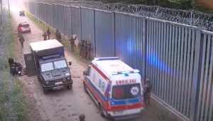 Погиб польский пограничник, которого ранил ножом мигрант на границе с Беларусью