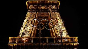 На Эйфелевой башне установили огромные олимпийские кольца