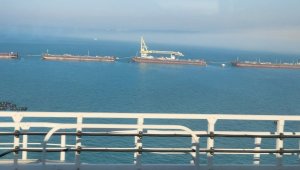 Россия использует баржи для защиты Керченского моста от морских дронов