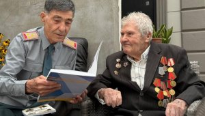 В Алматы военнослужащие поздравили ветерана войны Леонида Подколзина с 99-летием